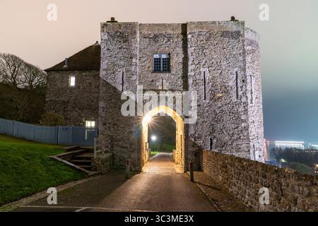 Peverell's Gate, una porta del XIII secolo che in precedenza faceva parte di una cortina muraria (ora sparita) che circonda la bailey interna del castello di dover. Notte. Foto Stock