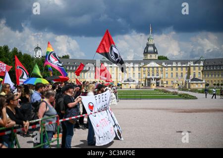Karlsruhe, Germania. 26 luglio 2025. Diverse centinaia di persone protestano contro Schlossplatz contro una manifestazione di "Reichsbürger”. Credito: FRM/dpa/Alamy Live News Foto Stock