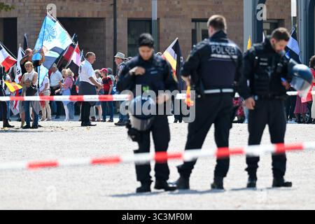 Karlsruhe, Germania. 26 luglio 2025. Gli agenti di polizia si trovano di fronte ai partecipanti a una manifestazione di "Reichsbürger". La riunione del Reichsbürger è stata registrata con il motto "la sesta grande riunione degli stati federali, della patria e della pace nel mondo”. Credito: FRM/dpa/Alamy Live News Foto Stock
