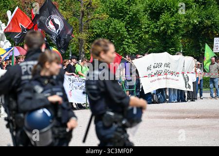 Karlsruhe, Germania. 26 luglio 2025. Diverse centinaia di persone protestano contro Schlossplatz contro una manifestazione di "Reichsbürger”. Credito: FRM/dpa/Alamy Live News Foto Stock