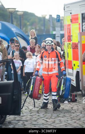 Flensburg, Schleswig-Holstein Flensburger Blaulichttag. Hier: Gemeinsame Übung von Feuerwehr und Rettungsdienst: Retten einer person au einen PKW. Aufnahme vom 26.07.2025, Flensburg, Hafen West *** Flensburg, Schleswig Holstein Flensburg Blue Light Day qui esercitazione congiunta dei vigili del fuoco e dei servizi di soccorso che salvano una persona da un'auto foto scattata il 26 07 2025, Flensburg, Hafen West Foto Stock