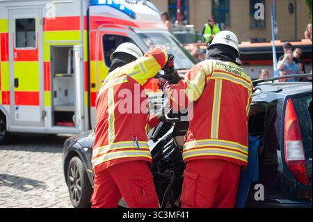 Flensburg, Schleswig-Holstein Flensburger Blaulichttag. Hier: Gemeinsame Übung von Feuerwehr und Rettungsdienst: Retten einer person au einen PKW. Aufnahme vom 26.07.2025, Flensburg, Hafen West *** Flensburg, Schleswig Holstein Flensburg Blue Light Day qui esercitazione congiunta dei vigili del fuoco e dei servizi di soccorso che salvano una persona da un'auto foto scattata il 26 07 2025, Flensburg, Hafen West Foto Stock