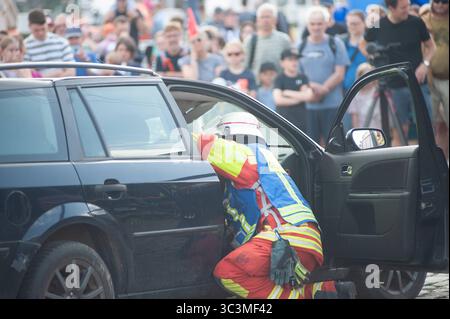 Flensburg, Schleswig-Holstein Flensburger Blaulichttag. Hier: Gemeinsame Übung von Feuerwehr und Rettungsdienst: Retten einer person au einen PKW. Aufnahme vom 26.07.2025, Flensburg, Hafen West *** Flensburg, Schleswig Holstein Flensburg Blue Light Day qui esercitazione congiunta dei vigili del fuoco e dei servizi di soccorso che salvano una persona da un'auto foto scattata il 26 07 2025, Flensburg, Hafen West Foto Stock