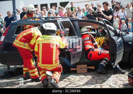 Flensburg, Schleswig-Holstein Flensburger Blaulichttag. Hier: Gemeinsame Übung von Feuerwehr und Rettungsdienst: Retten einer person au einen PKW. Aufnahme vom 26.07.2025, Flensburg, Hafen West *** Flensburg, Schleswig Holstein Flensburg Blue Light Day qui esercitazione congiunta dei vigili del fuoco e dei servizi di soccorso che salvano una persona da un'auto foto scattata il 26 07 2025, Flensburg, Hafen West Foto Stock