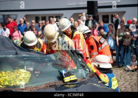 Flensburg, Schleswig-Holstein Flensburger Blaulichttag. Hier: Gemeinsame Übung von Feuerwehr und Rettungsdienst: Retten einer person au einen PKW. Aufnahme vom 26.07.2025, Flensburg, Hafen West *** Flensburg, Schleswig Holstein Flensburg Blue Light Day qui esercitazione congiunta dei vigili del fuoco e dei servizi di soccorso che salvano una persona da un'auto foto scattata il 26 07 2025, Flensburg, Hafen West Foto Stock