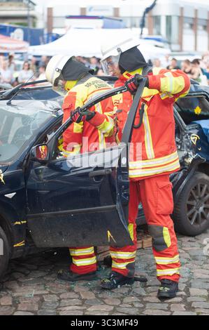 Flensburg, Schleswig-Holstein Flensburger Blaulichttag. Hier: Gemeinsame Übung von Feuerwehr und Rettungsdienst: Retten einer person au einen PKW. Aufnahme vom 26.07.2025, Flensburg, Hafen West *** Flensburg, Schleswig Holstein Flensburg Blue Light Day qui esercitazione congiunta dei vigili del fuoco e dei servizi di soccorso che salvano una persona da un'auto foto scattata il 26 07 2025, Flensburg, Hafen West Foto Stock