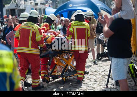 Flensburg, Schleswig-Holstein Flensburger Blaulichttag. Hier: Gemeinsame Übung von Feuerwehr und Rettungsdienst: Retten einer person au einen PKW. Aufnahme vom 26.07.2025, Flensburg, Hafen West *** Flensburg, Schleswig Holstein Flensburg Blue Light Day qui esercitazione congiunta dei vigili del fuoco e dei servizi di soccorso che salvano una persona da un'auto foto scattata il 26 07 2025, Flensburg, Hafen West Foto Stock