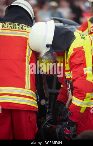 Flensburg, Schleswig-Holstein Flensburger Blaulichttag. Hier: Gemeinsame Übung von Feuerwehr und Rettungsdienst: Retten einer person au einen PKW. Aufnahme vom 26.07.2025, Flensburg, Hafen West *** Flensburg, Schleswig Holstein Flensburg Blue Light Day qui esercitazione congiunta dei vigili del fuoco e dei servizi di soccorso che salvano una persona da un'auto foto scattata il 26 07 2025, Flensburg, Hafen West Foto Stock