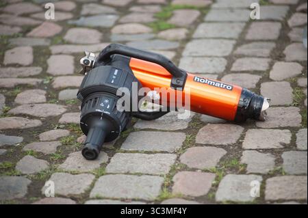 Flensburg, Schleswig-Holstein Flensburger Blaulichttag. Hier: Gemeinsame Übung von Feuerwehr und Rettungsdienst: Retten einer person au einen PKW. Aufnahme vom 26.07.2025, Flensburg, Hafen West *** Flensburg, Schleswig Holstein Flensburg Blue Light Day qui esercitazione congiunta dei vigili del fuoco e dei servizi di soccorso che salvano una persona da un'auto foto scattata il 26 07 2025, Flensburg, Hafen West Foto Stock