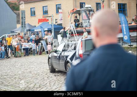 Flensburg, Schleswig-Holstein Flensburger Blaulichttag. Hier: Gemeinsame Übung von Feuerwehr und Rettungsdienst: Retten einer person au einen PKW. Aufnahme vom 26.07.2025, Flensburg, Hafen West *** Flensburg, Schleswig Holstein Flensburg Blue Light Day qui esercitazione congiunta dei vigili del fuoco e dei servizi di soccorso che salvano una persona da un'auto foto scattata il 26 07 2025, Flensburg, Hafen West Foto Stock
