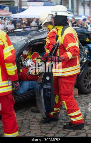 Flensburg, Schleswig-Holstein Flensburger Blaulichttag. Hier: Gemeinsame Übung von Feuerwehr und Rettungsdienst: Retten einer person au einen PKW. Aufnahme vom 26.07.2025, Flensburg, Hafen West *** Flensburg, Schleswig Holstein Flensburg Blue Light Day qui esercitazione congiunta dei vigili del fuoco e dei servizi di soccorso che salvano una persona da un'auto foto scattata il 26 07 2025, Flensburg, Hafen West Foto Stock
