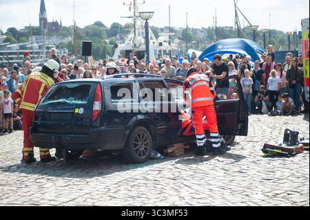 Flensburg, Schleswig-Holstein Flensburger Blaulichttag. Hier: Gemeinsame Übung von Feuerwehr und Rettungsdienst: Retten einer person au einen PKW. Aufnahme vom 26.07.2025, Flensburg, Hafen West *** Flensburg, Schleswig Holstein Flensburg Blue Light Day qui esercitazione congiunta dei vigili del fuoco e dei servizi di soccorso che salvano una persona da un'auto foto scattata il 26 07 2025, Flensburg, Hafen West Foto Stock