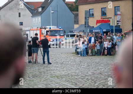 Flensburg, Schleswig-Holstein Flensburger Blaulichttag. Hier: Gemeinsame Übung von Feuerwehr und Rettungsdienst: Retten einer person au einen PKW. Aufnahme vom 26.07.2025, Flensburg, Hafen West *** Flensburg, Schleswig Holstein Flensburg Blue Light Day qui esercitazione congiunta dei vigili del fuoco e dei servizi di soccorso che salvano una persona da un'auto foto scattata il 26 07 2025, Flensburg, Hafen West Foto Stock