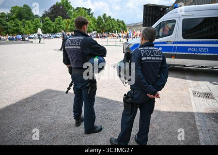 Karlsruhe, Germania. 26 luglio 2025. Due agenti di polizia si trovano in un luogo d'incontro. Un gran numero di cosiddetti cittadini del Reich si sono riuniti per una manifestazione. Credito: FRM/dpa/Alamy Live News Foto Stock