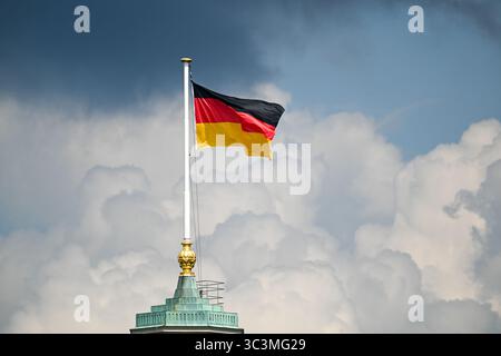 Karlsruhe, Germania. 26 luglio 2025. La bandiera tedesca vola sul palo dell'ex palazzo residenziale di Baden. Normalmente, la bandiera del Baden è stata issata qui sin dalla disputa di bandiera del 2018. L'azione è una forma di protesta del Baden State Museum contro gli incontri "Reichsbürger". Credito: FRM/dpa/Alamy Live News Foto Stock