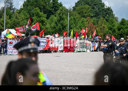 Karlsruhe, Germania. 26 luglio 2025. Diverse centinaia di persone protestano contro Schlossplatz contro una manifestazione di "Reichsbürger”. Credito: FRM/dpa/Alamy Live News Foto Stock