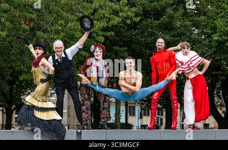 La Clique cabaret e artisti circensi in un evento pubblicitario, St Andrew Square, Edinburgh Festival Fringe, Scozia, Regno Unito Foto Stock