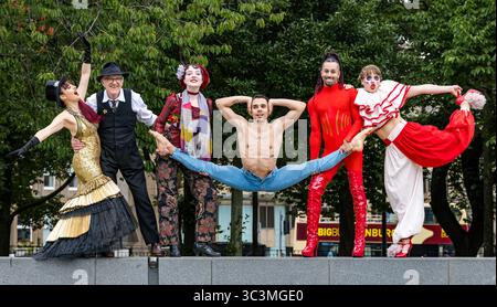 La Clique cabaret e artisti circensi in un evento pubblicitario, St Andrew Square, Edinburgh Festival Fringe, Scozia, Regno Unito Foto Stock