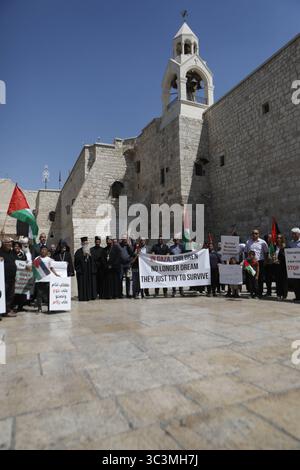 I palestinesi partecipano a una protesta di solidarietà a Piazza della Mangiatoia, vicino alla Chiesa della Natività nella città di Betlemme, i palestinesi partecipano a una protesta di solidarietà a Piazza della Mangiatoia, vicino alla Chiesa della Natività nella città di Betlemme, denunciando la guerra in corso a Gaza e respingendo la politica di fame imposta alla popolazione della Striscia di Gaza, il 26 luglio 2025. Foto di Mamoun Wazwaz apaimages Betlemme Cisgiordania territorio palestinese 260725 Betlemme MW 0014 Copyright: XapaimagesxMamounxWazwazxxapaimagesx Foto Stock
