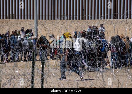 I migranti si riuniscono al confine di Ciudad Juarez, in attesa di entrare. Foto Stock