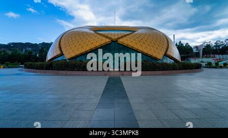 CUC Quy Building in Lam Vien Square. Le margherite selvatiche sono il simbolo di da Lat, la famosa città di migliaia di fiori in Vietnam. Foto Stock