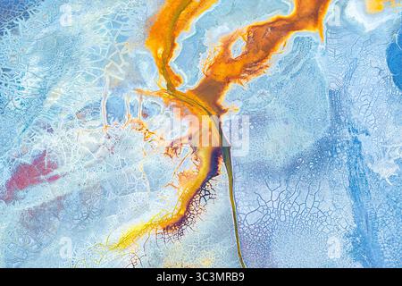 Veduta aerea di fango colorato che somiglia all'arte astratta. Questo vibrante motivo geologico è dipinto dalla natura, mostrando texture intricate e colori vivaci Foto Stock