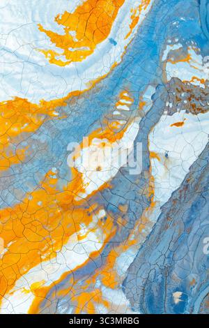 Ripresa aerea di colorato fango dipinto che somiglia all'arte astratta, catturata da un drone dall'alto. Visualizza motivi e trame vivaci, unendo la geologia A. Foto Stock
