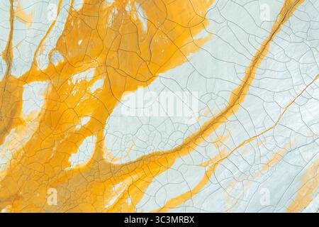 Vista aerea di colorate opere d'arte di fango dipinte, che mostrano motivi e texture vivaci dall'alto. Il design astratto ricorda un maestro artigianale Foto Stock