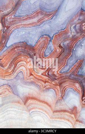 Vista dall'alto delle formazioni di bentonite multicolore nello Utah, negli Stati Uniti, che mostrano una vivace geologia e una topografia unica. Questa vista aerea mette in risalto il deserto Foto Stock