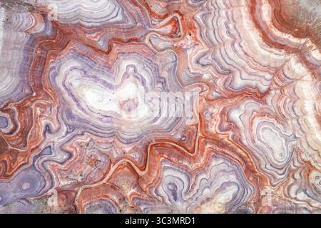 Vista dall'alto delle formazioni di bentonite multicolore nello Utah, Stati Uniti, che mostrano un vivace schema geologico. Gli strati intricati creano una splendida atmosfera naturale Foto Stock