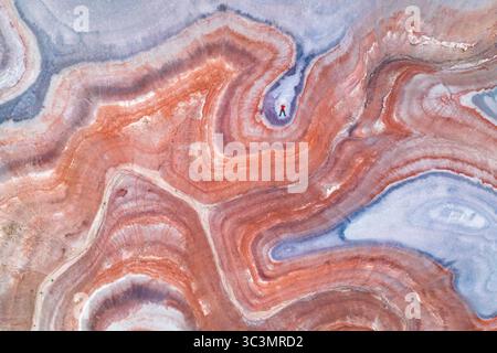 Vista dall'alto delle formazioni di bentonite multicolore nello Utah, Stati Uniti. Gli strati vivaci rivelano splendidi motivi geologici da una prospettiva aerea, gli spettacoli Foto Stock