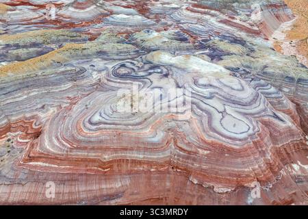 Vista dall'alto delle formazioni di bentonite multicolore nel deserto dello Utah, che mostrano vivaci motivi geologici e texture. Catturato dall'alto, highlighti Foto Stock