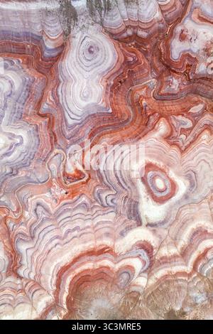 Vista dall'alto delle bentoniti multicolori che mostrano vibranti formazioni geologiche nello Utah, Stati Uniti. Questa vista aerea cattura gli intricati motivi e la ricchezza Foto Stock