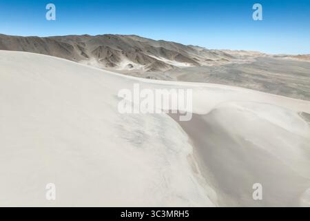 Ampie dune di sabbia bianca a Dunas de Saujil, Catamarca, Argentina, formano uno splendido paesaggio desertico circondato da aspre montagne Foto Stock