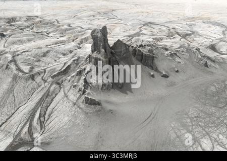 Una splendida vista aerea cattura le intricate formazioni del deserto di arenaria bianca nello Utah, Stati Uniti. Il vasto paesaggio presenta una serie di texture Foto Stock