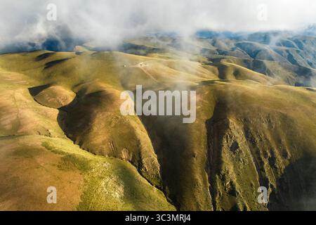 Scopri le colline dorate mozzafiato di Jujuy, Argentina, catturate in una vista aerea che mostra paesaggi ondulati e una vibrante bellezza naturale in mezzo Foto Stock
