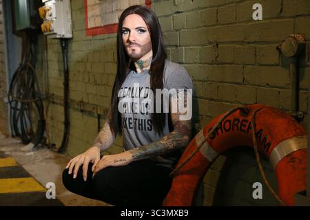 Una drag queen che modella una t-shirt grigia con le parole "i really did Wake Up Like This" a Shoreham Port, Brighton Foto Stock