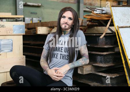 Una drag queen che modella una t-shirt grigia con le parole "i really did Wake Up Like This" a Shoreham Port, Brighton Foto Stock