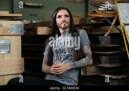 Una drag queen che modella una t-shirt grigia con le parole "i really did Wake Up Like This" a Shoreham Port, Brighton Foto Stock