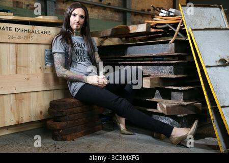 Una drag queen che modella una t-shirt grigia con le parole "i really did Wake Up Like This" a Shoreham Port, Brighton Foto Stock