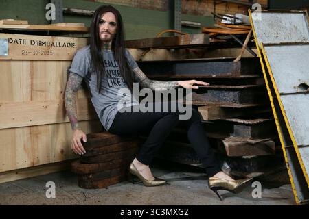 Una drag queen che modella una t-shirt grigia con le parole "i really did Wake Up Like This" a Shoreham Port, Brighton Foto Stock