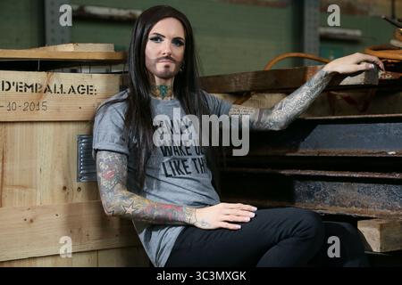 Una drag queen che modella una t-shirt grigia con le parole "i really did Wake Up Like This" a Shoreham Port, Brighton Foto Stock