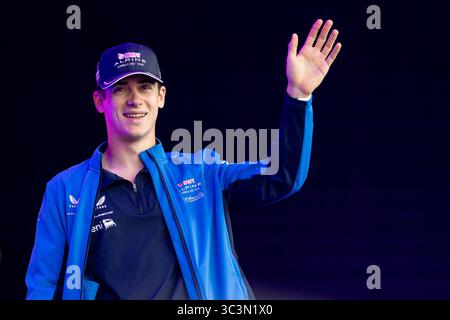 Spa Francorchamps, Belgio. 26 luglio 2025. Franco Colapinto (BWT Alpine F1 Team, Argentinien, #43) auf der Buehne beim fan Forum vor Mercedes Stern/Logo, BEL, Formel 1 Weltmeisterschaft, Moet Chandon Grand Prix von Belgien, Circuit de Spa-Francorchamps, Sprint Rennen, Saison 2025, 26.07.2025 foto: Eibner-Presse/Michael Memmler credito: dpa/Alamy Live News Foto Stock