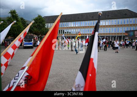 Karlsruhe, Germania. 26 luglio 2025. I partecipanti a una manifestazione di "Reichsbürger" marciano attraverso il centro della città con bandiere. La riunione del Reichsbürger è stata registrata con il motto "la sesta grande riunione degli stati federali, della patria e della pace nel mondo”. Credito: FRM/dpa/Alamy Live News Foto Stock