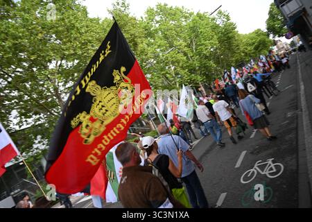 Karlsruhe, Germania. 26 luglio 2025. I partecipanti a una manifestazione di "Reichsbürger" marciano attraverso il centro della città con bandiere. La riunione del Reichsbürger è stata registrata con il motto "la sesta grande riunione degli stati federali, della patria e della pace nel mondo”. Credito: FRM/dpa/Alamy Live News Foto Stock