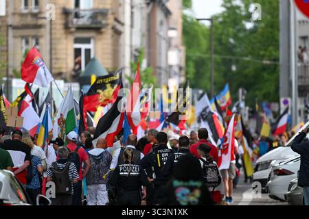 Karlsruhe, Germania. 26 luglio 2025. I partecipanti a una manifestazione di "Reichsbürger" marciano attraverso il centro della città con bandiere. La riunione del Reichsbürger è stata registrata con il motto "la sesta grande riunione degli stati federali, della patria e della pace nel mondo”. Credito: FRM/dpa/Alamy Live News Foto Stock
