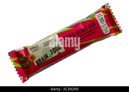 Mixed Berry Bar ricco di datteri fragole lamponi e mirtilli cibo per il cervello da M&S isolato su sfondo bianco - a sostegno della salute del cervello Foto Stock