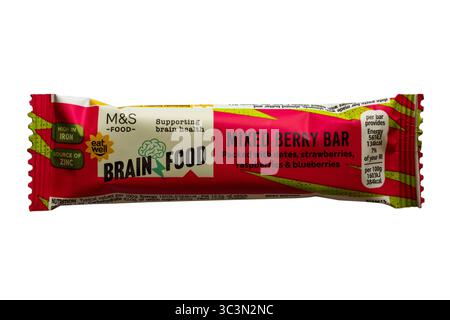 Mixed Berry Bar ricco di datteri fragole lamponi e mirtilli cibo per il cervello da M&S isolato su sfondo bianco - a sostegno della salute del cervello Foto Stock
