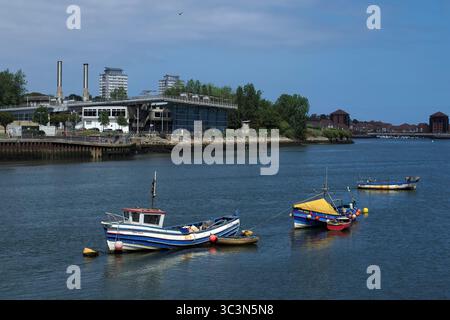 Barche da pesca sul fiume indossano, Sunderland, Inghilterra, Regno Unito Foto Stock
