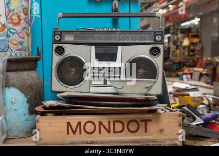 Stereo portatile Sanyo anni '1980, elettronica retrò da collezione, design vecchio stile, nostalgia, stereo portatile, shopping vintage al mercato delle pulci. Hong Kong, Cina Foto Stock